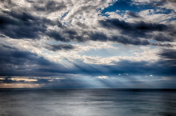 Ciel coloré avec des nuages et de la mer comme fond. Image HDR — Photo