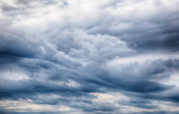 Barevné oblohu s mraky pozadím. obraz HDR — Stock fotografie