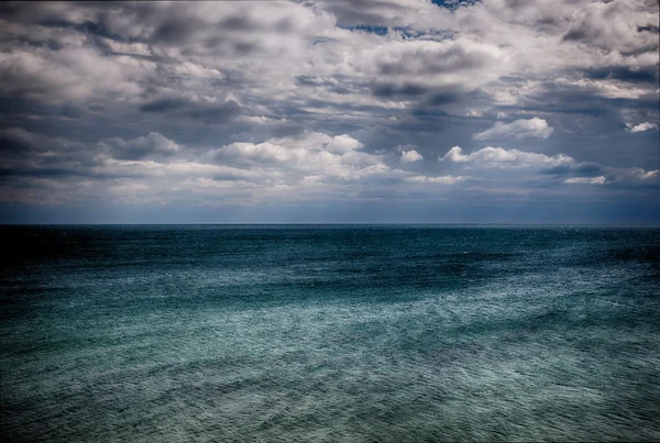 Kleurrijke hemel met wolken en zee als achtergrond. HDR-afbeelding — Stockfoto