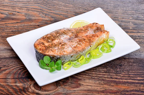 Filete de salmón con verduras cocidas en la parrilla —  Fotos de Stock