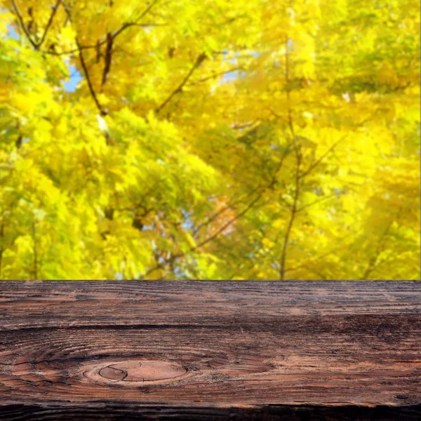 Folhas de outono e mesa de madeira velha vazia do convés. Pronto para montagem de exibição de produto — Fotografia de Stock