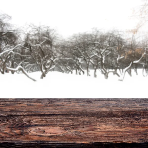 Floresta de inverno e mesa de deck de madeira velha vazia. Pronto para montagem de exibição de produto — Fotografia de Stock