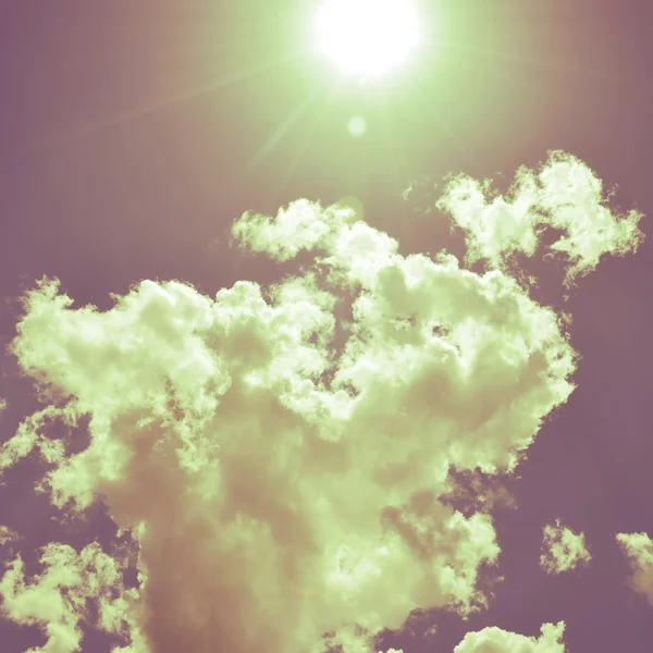Sfondo vintage con cielo e nuvole — Foto Stock