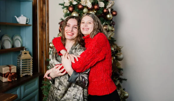 İçki, Noel ve kızlık zarı konsepti. Evdeki yatakta bir fincan kahveyle mutlu bir kadının yakın çekimi.