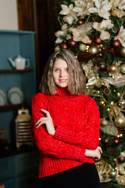 Glückliche Emotionale Überraschte Junge Frau Mit Einem Weihnachtsbaum Gemütlichen Wohnzimmer — Stockfoto