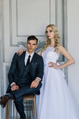 Klasik bir stüdyonun içinde sevimli bir evlilik çifti. Öpüşüyorlar ve sarılıyorlar..