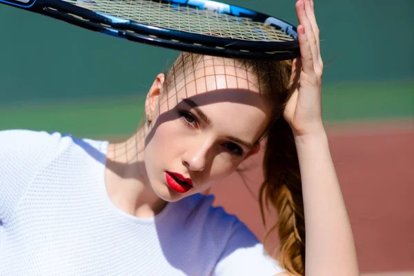 Vrouwelijke Speler Witte Jurk Hakken Met Tennisracket Jonge Vrouw Speelt — Stockfoto