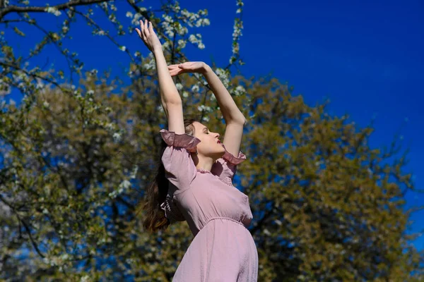 Geluksvrijheid Concept Vrouw Blij Lachend Vrolijk Met Armen Omhoog Dansen — Stockfoto