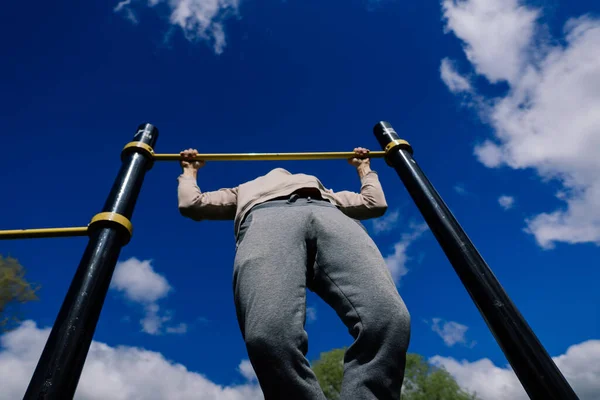 Kaukasischer Sportler Zieht Beim Streetworkout Die Hand Der Querstange Hoch — Stockfoto