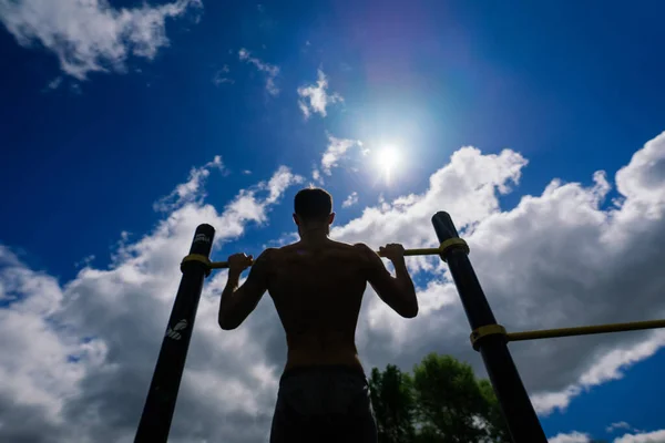 Deportista Caucásico Tirando Mano Amplio Agarre Travesaño Durante Entrenamiento Callejero —  Fotos de Stock