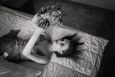 Düşünceli, hayalperest bir kadın, büyük pencereye bakıyor, düşünceli genç bir kadın, öğrenci.