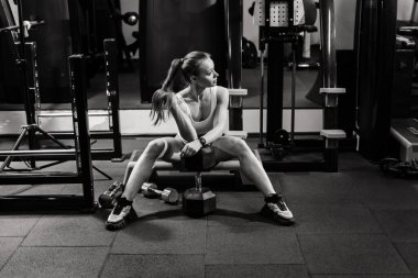 Spor salonunda poz veren güzel bir gülüşü olan fitness kadını.