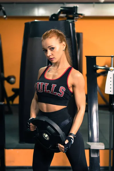 Mujer Fitness Con Una Hermosa Sonrisa Posando Gimnasio —  Fotos de Stock