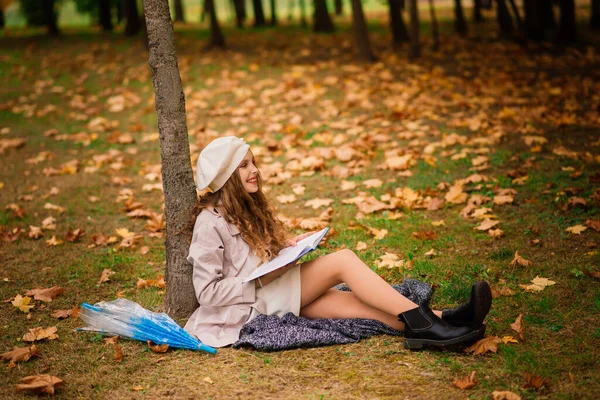 Młoda Atrakcyjna Uśmiechnięta Dziewczyna Pod Parasolem Jesiennym Lesie — Zdjęcie stockowe