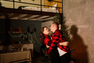 Aşk, Noel, çift, evlenme teklifi. Mutlu adam evdeki kadına elmas nişan yüzüğü veriyor.