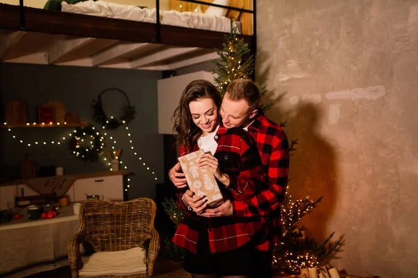 Amore Natale Coppia Concetto Proposta Felice Uomo Dando Anello Fidanzamento — Foto Stock