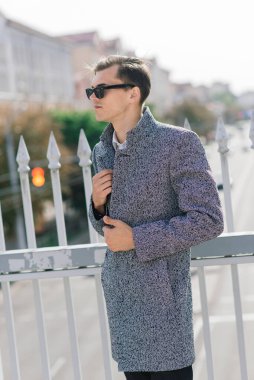 Şehirli genç bir işadamının portresi kravat takıyor..