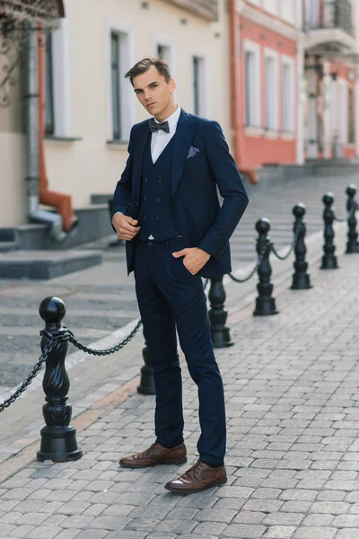 Porträt Eines Attraktiven Jungen Geschäftsmannes Mit Städtischem Hintergrund Der Anzug — Stockfoto