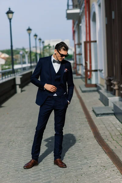 Πορτρέτο Ενός Ελκυστικού Νεαρού Επιχειρηματία Αστικό Φόντο Φορώντας Κοστούμι Γραβάτα — Φωτογραφία Αρχείου
