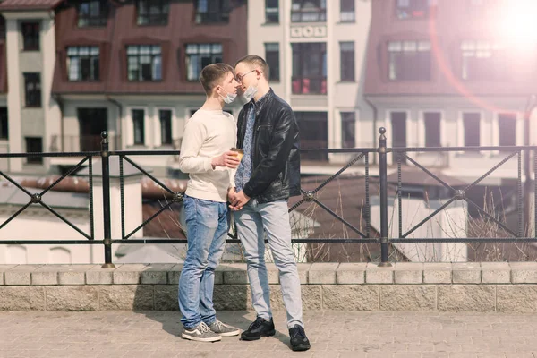 Jong Gay Paar Dragen Medisch Masker Knuffelen Kussen Stad — Stockfoto