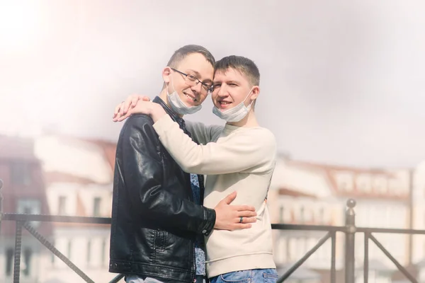 Giovane Coppia Gay Indossa Maschera Medica Abbracci Baci Città — Foto Stock