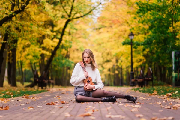 Young Woman Protecting Corona Virus Walking Park Autumn Background — Stock Photo, Image