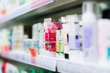 Minsk, Belarus - 05.09.2021. Lüks moda mağazasında el çantaları ve çantalar.