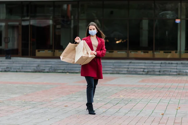 Jonge Vrouw Met Gezichtsmasker Restaurant Nieuw Normaal Concept Coronavirus Pandemie — Stockfoto