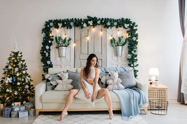 Alta Hembra Delgada Lencería Sexy Ambiente Navideño Retrato Con Luces — Foto de Stock