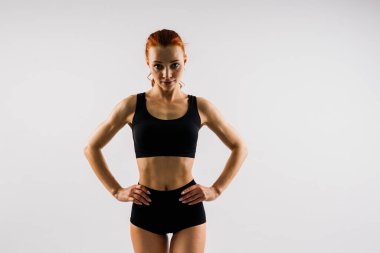 Siyah beyaz arka planda, bikinili, baştan çıkarıcı, genç, kızıl saçlı kadın.