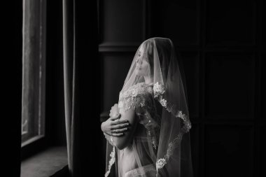 Beyaz iç çamaşırlı güzel bir gelin. Düğün için son hazırlıklar. Kız damadı bekliyor..