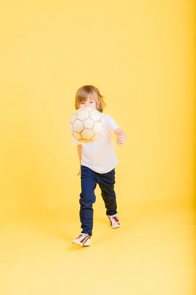 Портрет Мальчика Держащего Футбольный Мяч Студийный Жёлтый Фон — стоковое фото