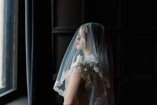 란제리를 아름다운 결혼식을 마지막 여자가 신랑을 기다리네 — 스톡 사진