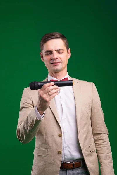 Elinde Mikrofon Tutan Erkek Spikerin Portresi Yeşil Beyaz Arka Planda — Stok fotoğraf
