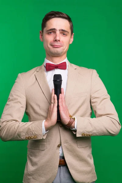 Portrét Mužského Hlasatele Držícího Mikrofon Izolovaný Zeleném Bílém Pozadí — Stock fotografie