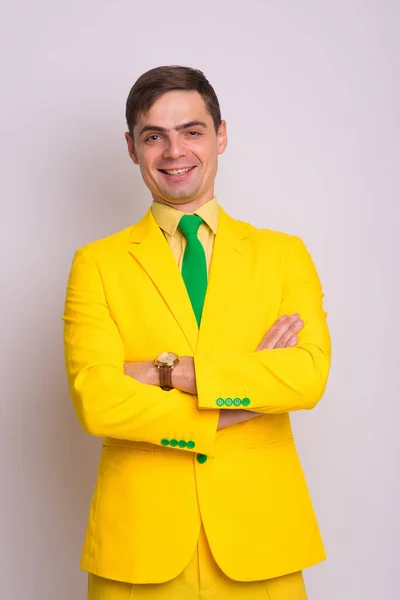 Retrato Empresário Confiante Feliz Terno Amarelo Gravata Isolado Fundo Branco — Fotografia de Stock