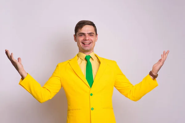Πορτρέτο Του Χαρούμενου Επιχειρηματία Αυτοπεποίθηση Κίτρινο Κοστούμι Και Γραβάτα Απομονωμένο — Φωτογραφία Αρχείου