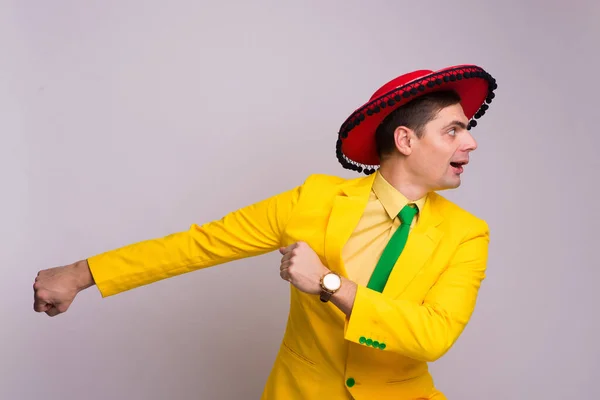 Portrét Šťastného Sebevědomého Podnikatele Žlutém Obleku Kravatě Izolovaný Bílém Pozadí — Stock fotografie