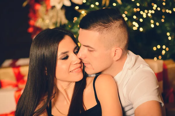 男人让女人为圣诞惊喜 爱和亲吻的夫妻 — 图库照片