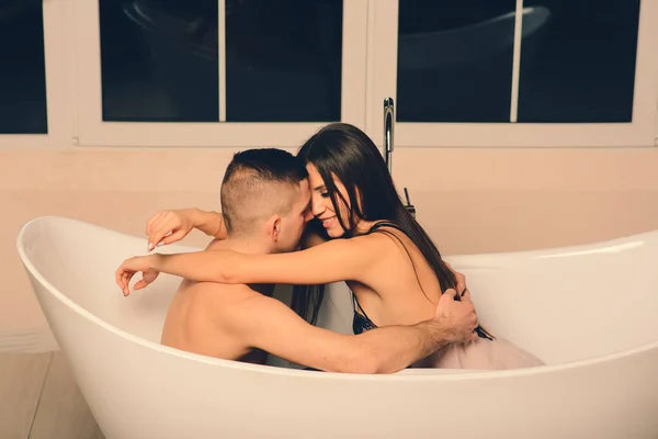 Hombre Sorpresa Mujer Para Navidad Amar Besar Pareja — Foto de Stock