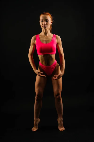 Porträtt Förförisk Ung Kvinna Tittar Kameran Med Muskulös Kropp Redo — Stockfoto