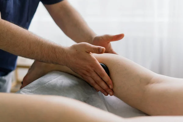 Mujer Gorda Joven Recibiendo Tratamiento Masaje Gabinete Spa Día — Foto de Stock