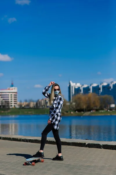 Portrét Mladé Ženy Lékařské Masce Longboardem Městě Během Karantény — Stock fotografie