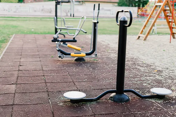 Kamu parkında egzersiz aletleri. Aile ve tatil kavramında dinlenme zamanı.