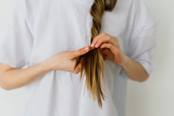Güzel Bayan Makyaj Yapıyor Yatak Odasında Saç Yapıyor Oldukça Uzun — Stok fotoğraf