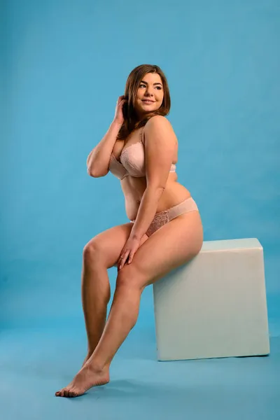 Schönes Emotionales Size Model Rosa Und Schwarzem Body Auf Hintergrund — Stockfoto