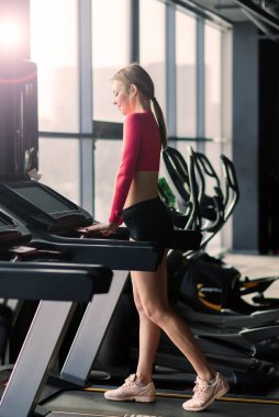 Corona virüsü salgını sırasında spor salonunda maske takan kadın.