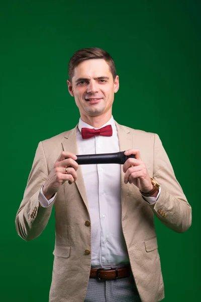 Beyaz Yeşil Arka Planda Izole Edilmiş Mikrofon Tutan Profesyonel Erkek — Stok fotoğraf