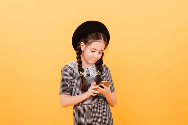 Menina Muito Sorridente Está Segurando Smartphone Criança Bonito Fundo Amarelo — Fotografia de Stock