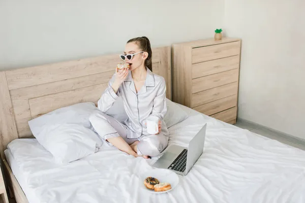 Aantrekkelijk Vrouwtje Met Kopje Koffie Smartphone Gebak Bed — Stockfoto